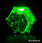 Луч зелёного лазера в оптическом кубе