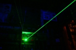 Луч зелёного лазера в оптическом кубе