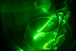 Луч зелёного лазера в воде