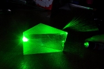 Луч зелёного лазера в призме