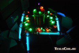 Свечение неоновых ламп от катушки Тесла